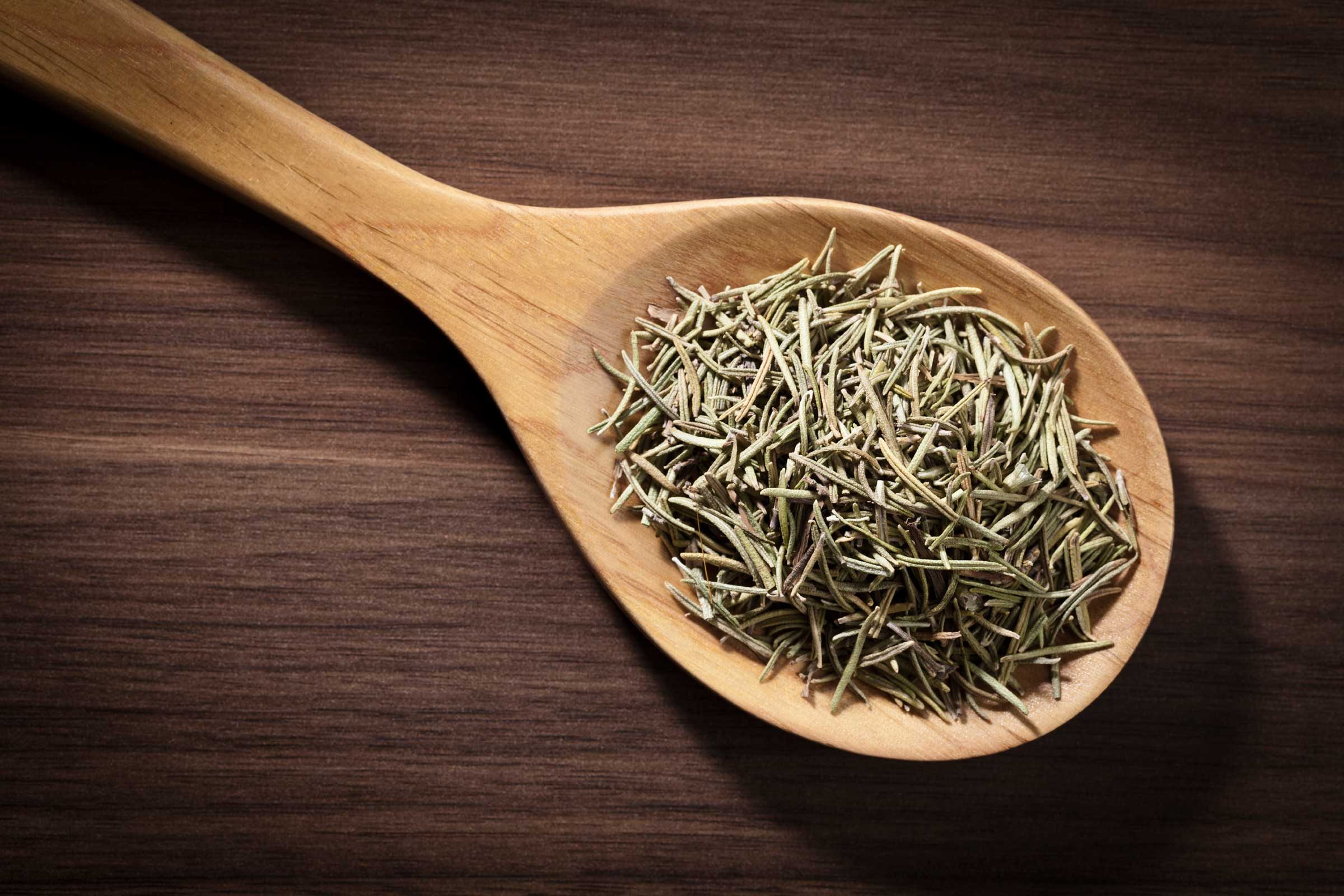 dried rosemary on spoon