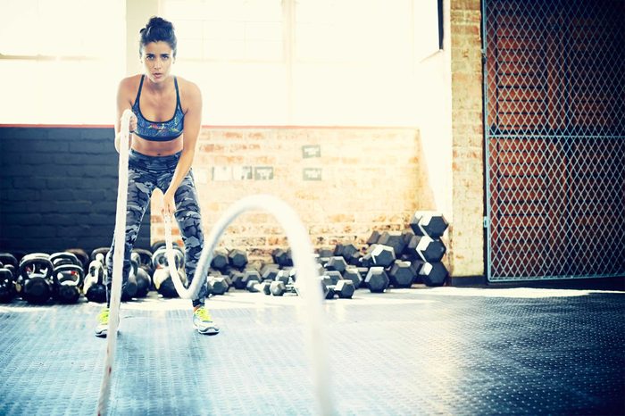 Woman doing rope exercises to strengthen her core.