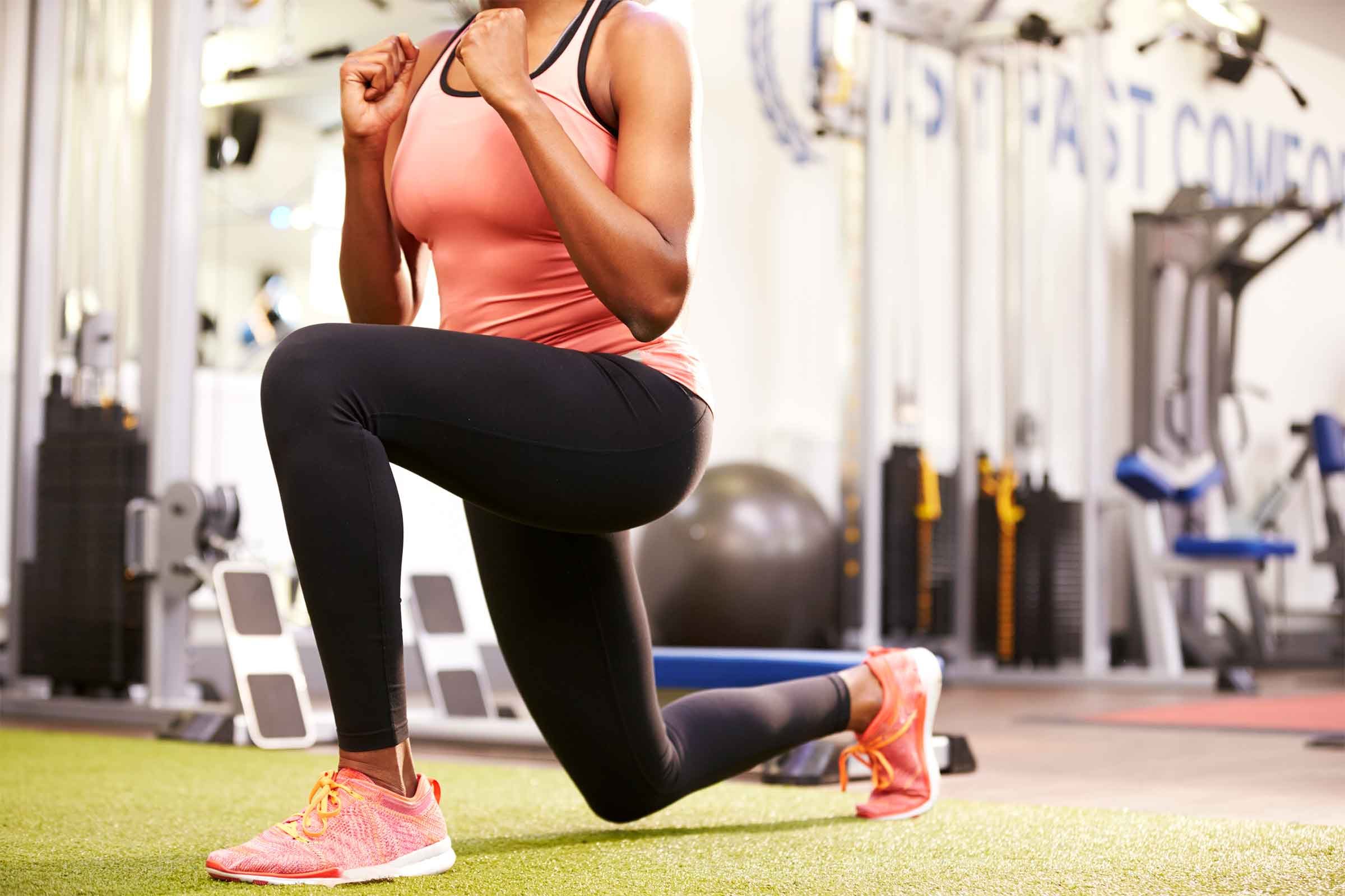 woman exercising doing lunges