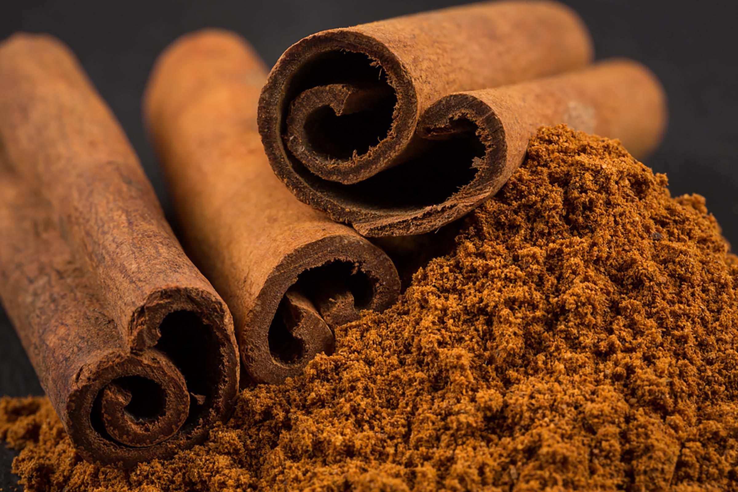 cinnamon sticks and ground cinnamon