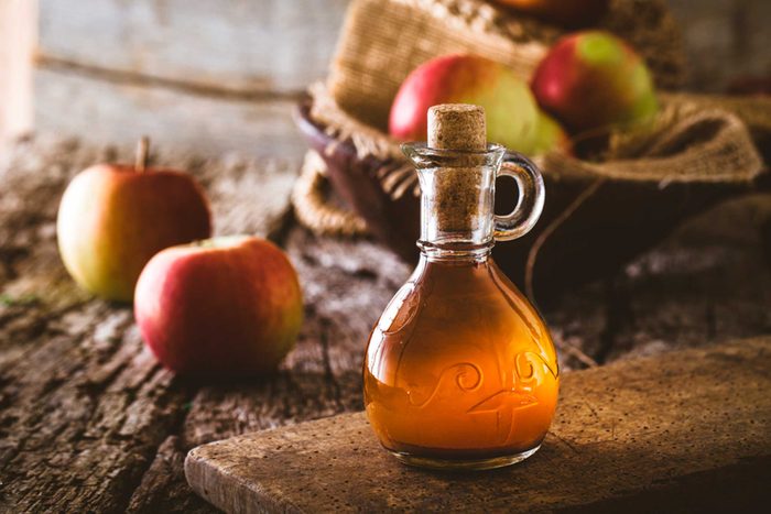 apple cider vinegar and apples