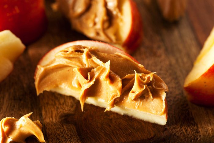 apple slices with peanut butter