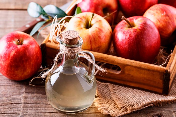 apple cider vinegar and apples