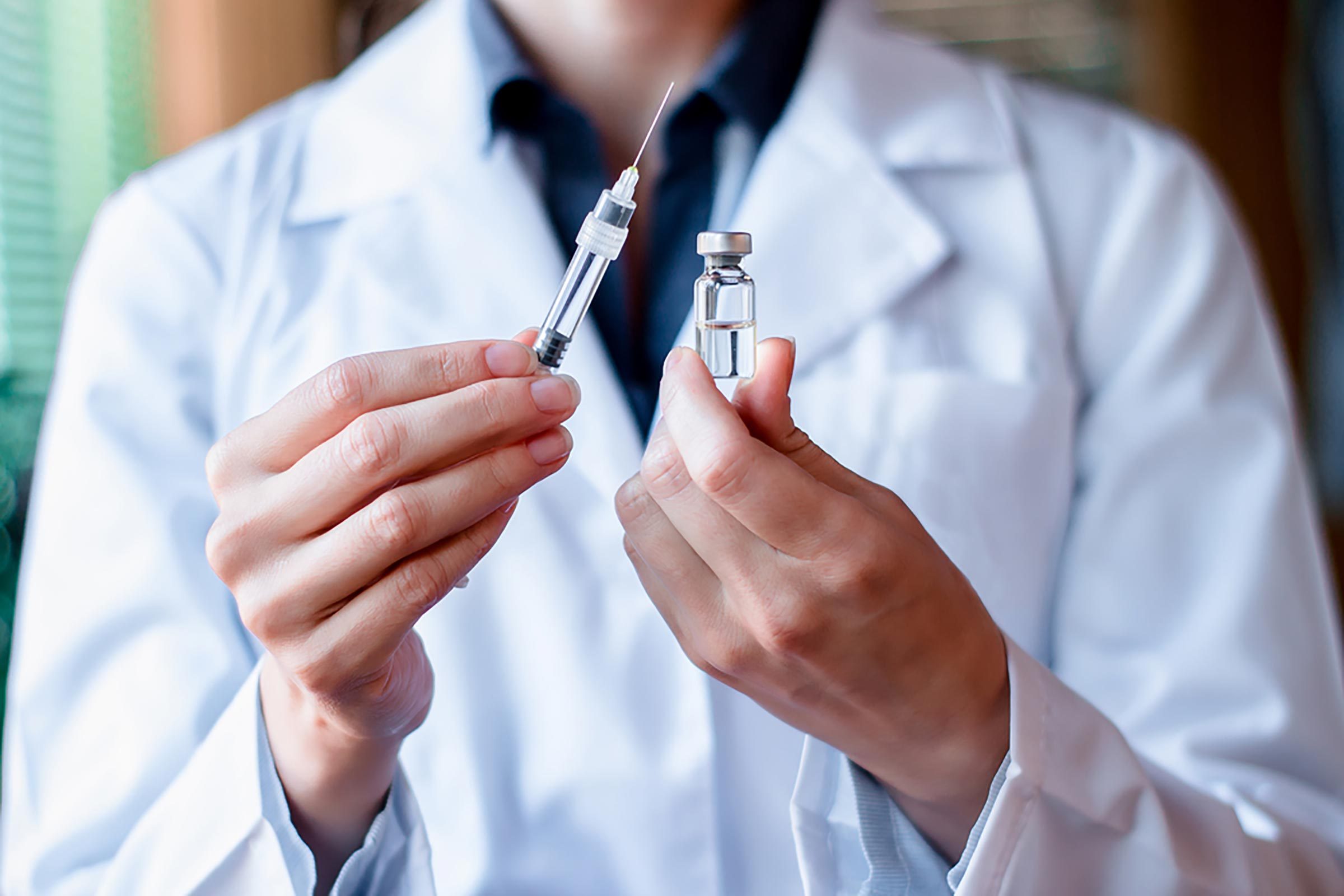 doctor preparing an hypodermic syringe injection