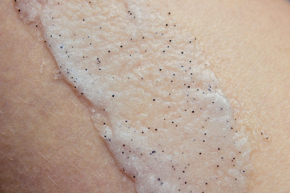 Body scrub with exfoliating particles