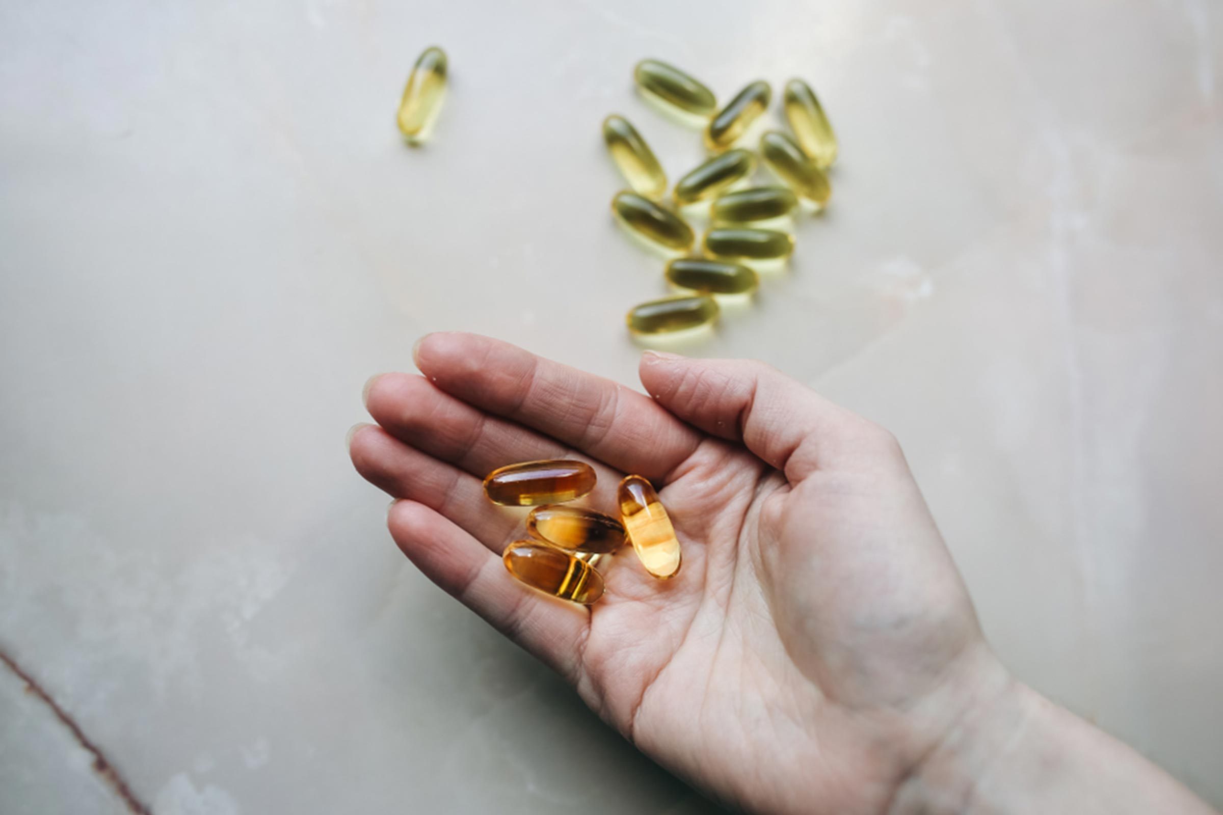 hand holding capsules