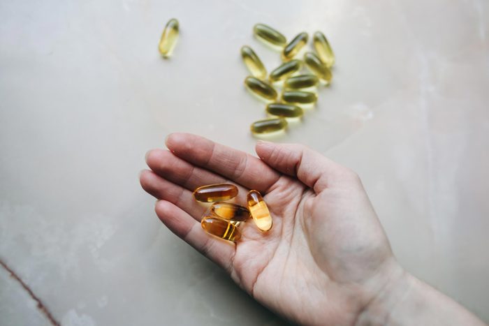 hand holding capsules