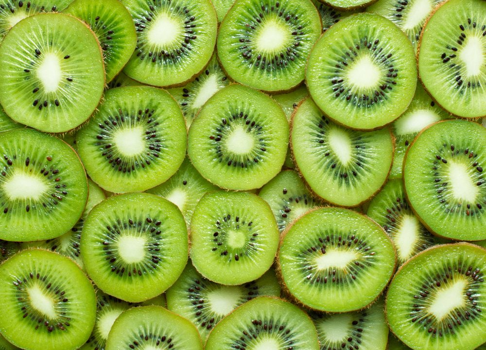 sliced kiwis