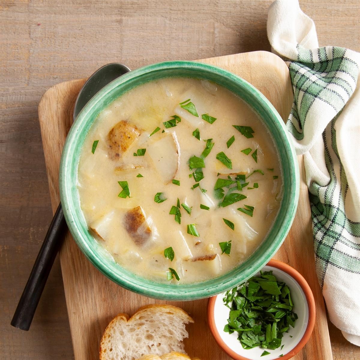 Chunky Potato Leek Soup Exps Ft20 23901 F 0916 1 1