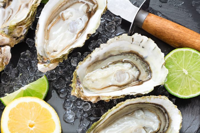 fresh oysters with ice and lemon