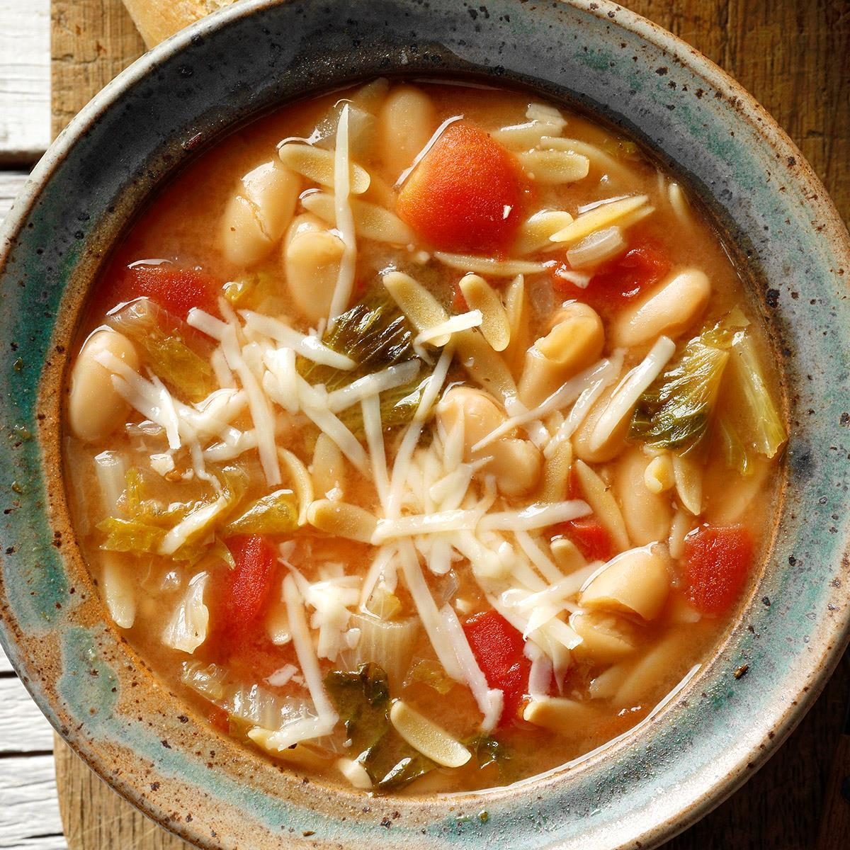 White Bean Soup With Escarole Exps Tohca23 144470 Dr 10 25 1b